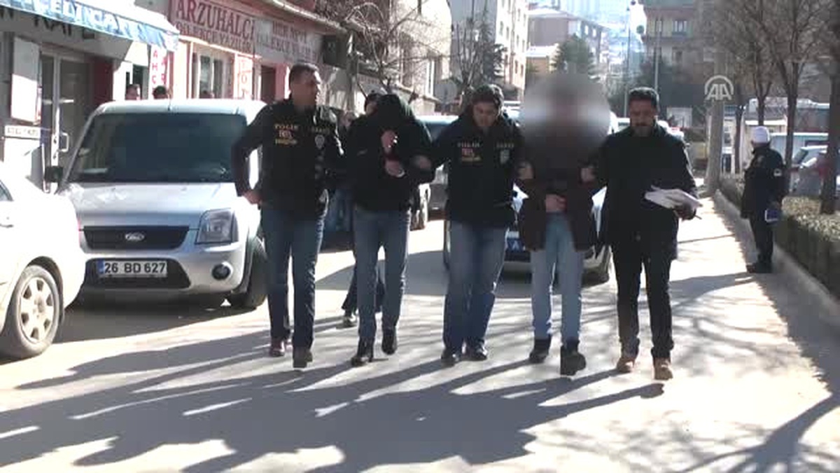 Güncelleme - Eskişehir\'de Şüpheliyi Yakalayan Polis Bıçaklandı