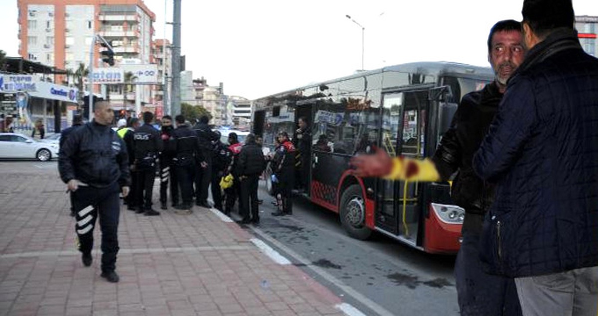 Halk Otobüsünde Boğazına Bıçak Dayayıp, Polise Direndi