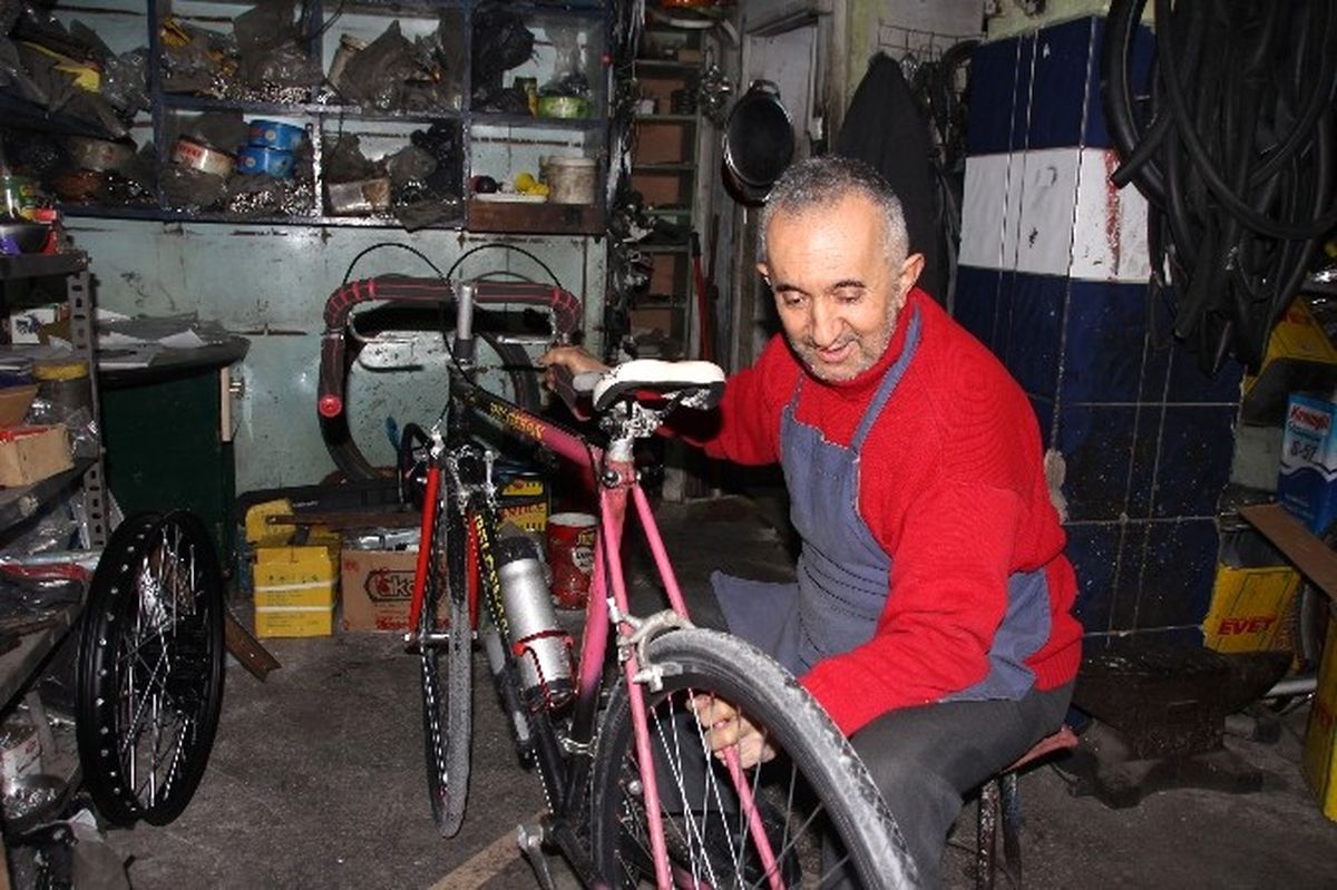 Hatay\'da 40 Yıllık Bisiklet Doktoru Elektrikli Bisikletlere Direniyor