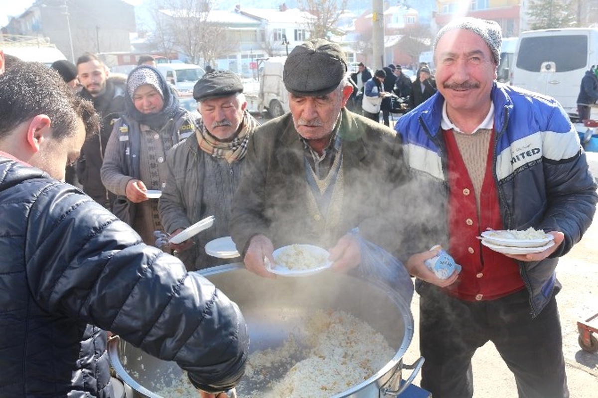 İnönü Ülkü Ocakları Gazi ve Şehitler İçin Pilav Dağıttı
