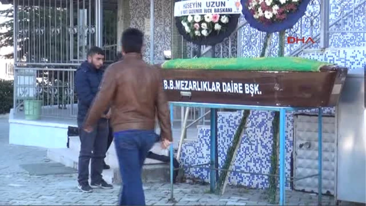 Izmir Kazada Ölen Anne ve Oğlu Toprağa Verildi