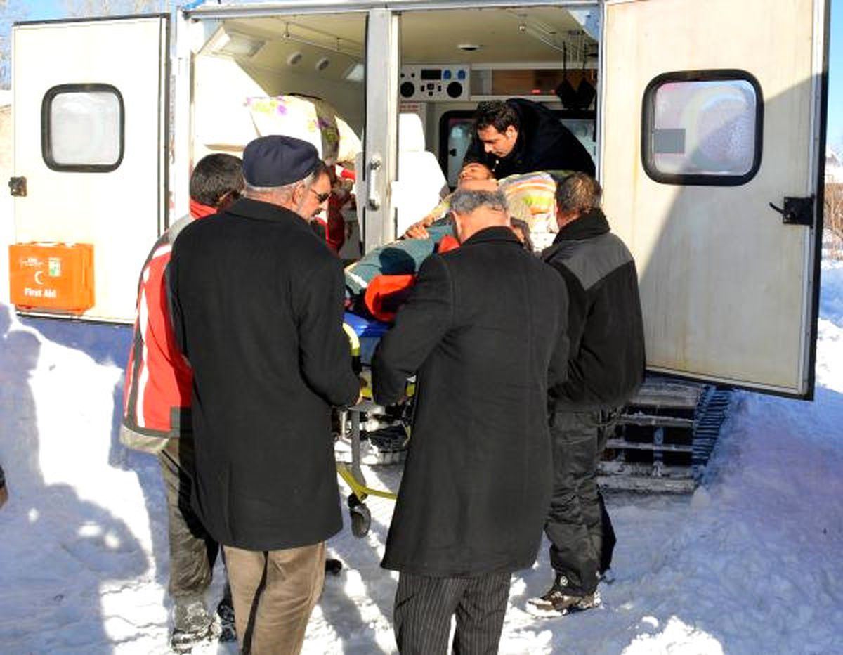 Kar Temizlerken Çatıdan Düştü, 5 Saatte Hastaneye Ulaştırıldı