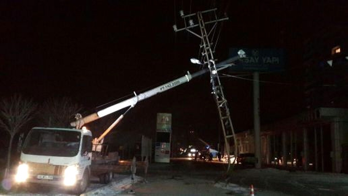 Kar Yağışı ve Fırtına Elektrik Direklerini Devirdi