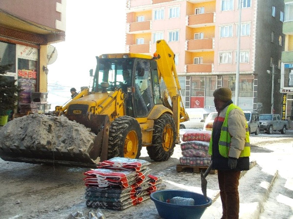Özalp İlçesinde Kar Temizleme Çalışması