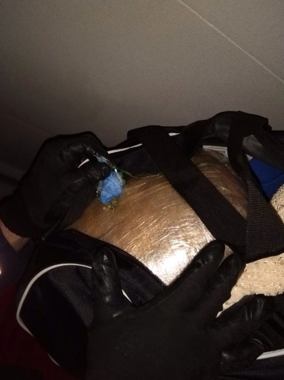 Polis Bir Şahsın Üzerinde 4 Kilo 650 Gram Uyuşturucu Madde Ele Geçirdi