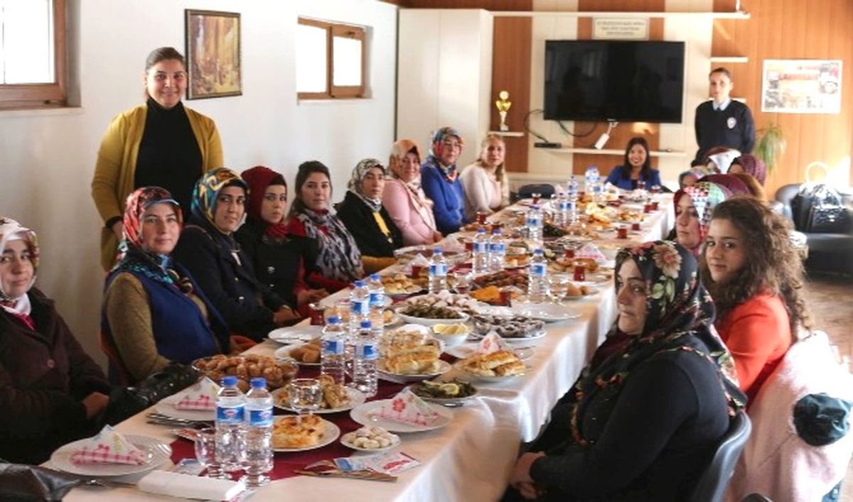 Polis Eşleri Yemekte Bir Araya Geldi