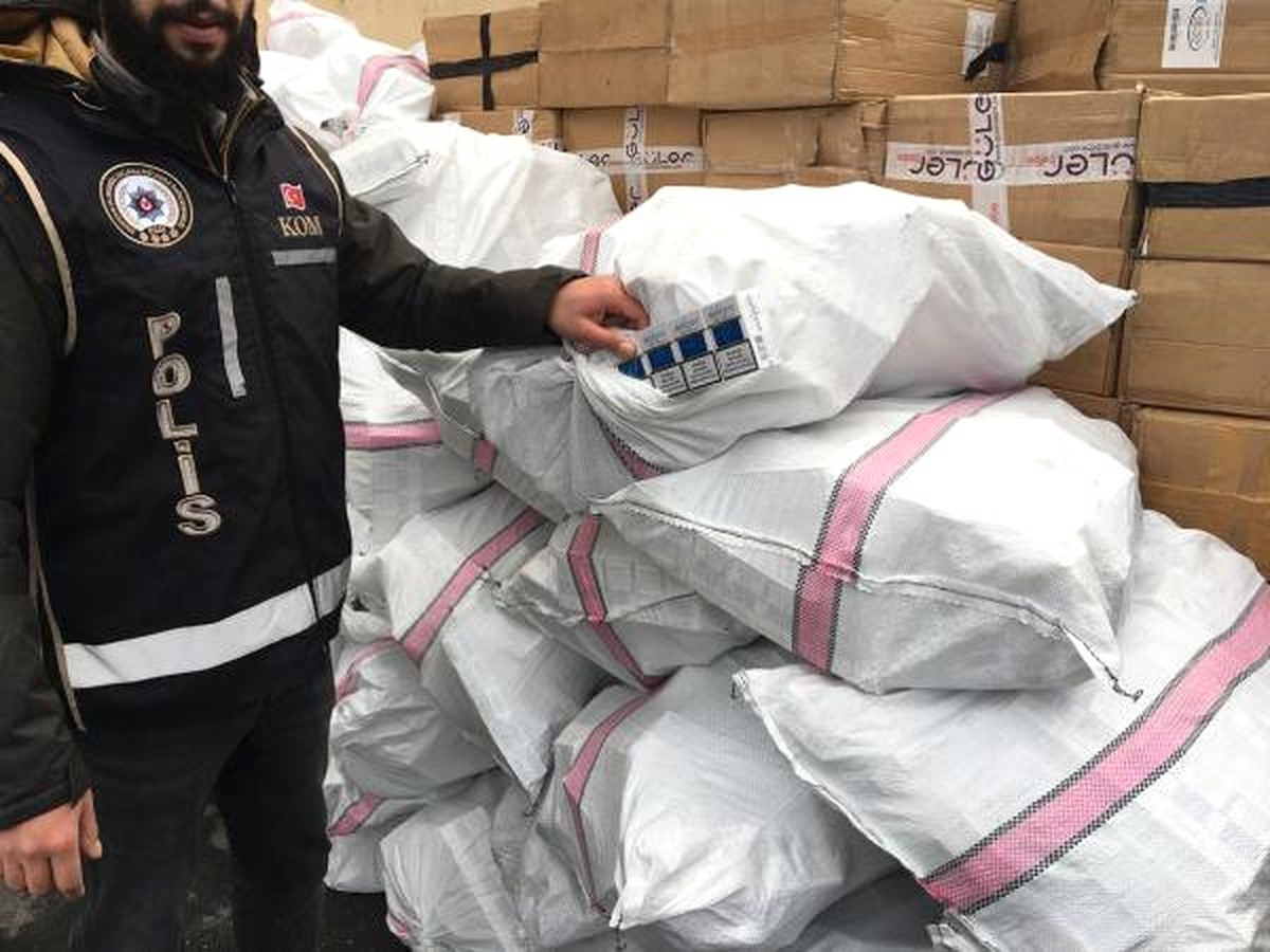 Sultangazi\'de Kaçak Sigara Operasyonu: 2 Kişi Tutuklandı