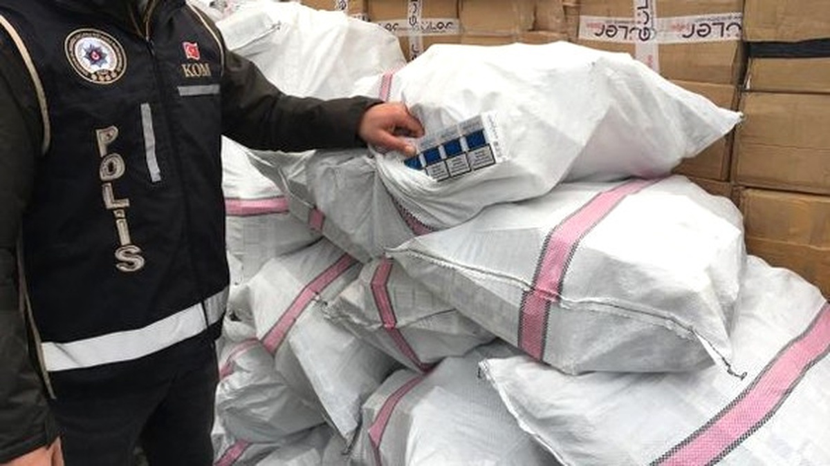Sultangazi\'de Kaçak Sigara Operasyonu: 2 Kişi Tutuklandı