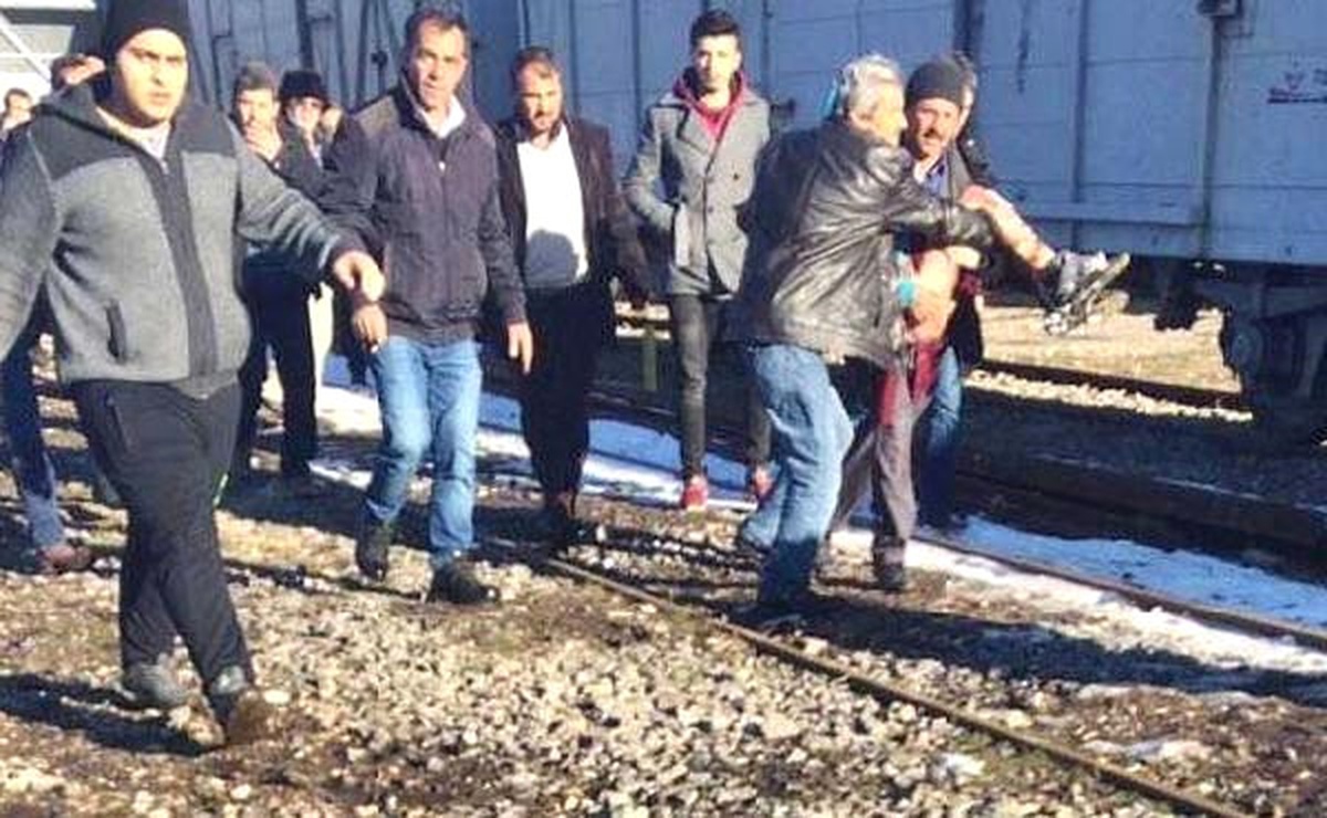 Tren Vagonuna Çıkan Çocuğa Elektrik Çarptı
