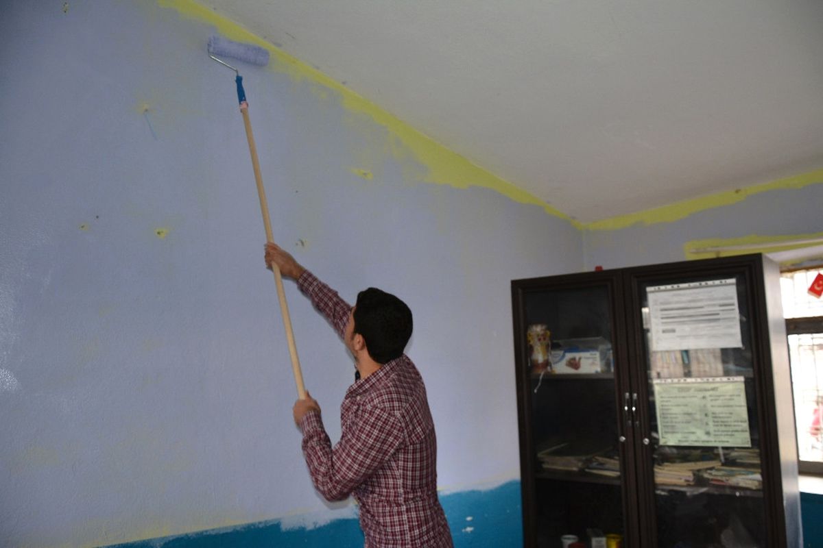 Üniversiteli Gençler Köy Okuluna El Attı