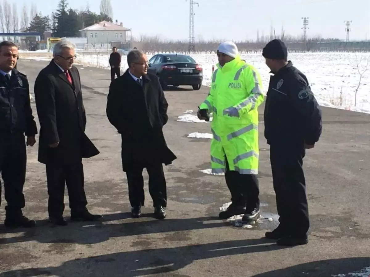 Vali Tapsız, Polis Uygulama Noktasını Denetledi