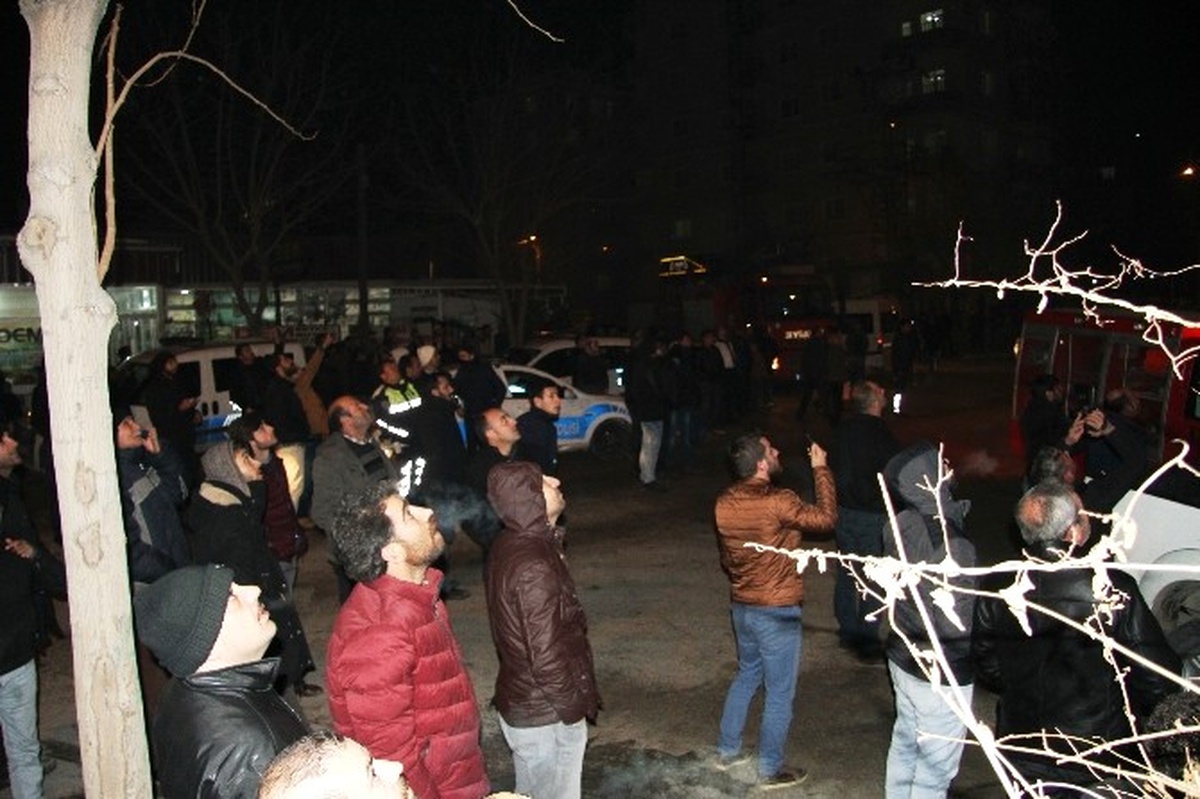 Yakalama Kararı Bulunan Zanlı, Çıktığı Çatıdan 4 Saat Sonra İndirildi