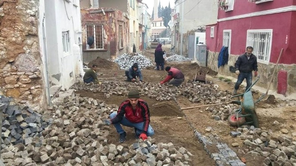 Ayvalık\'ta Yol Onarım Çalışmaları Sürüyor