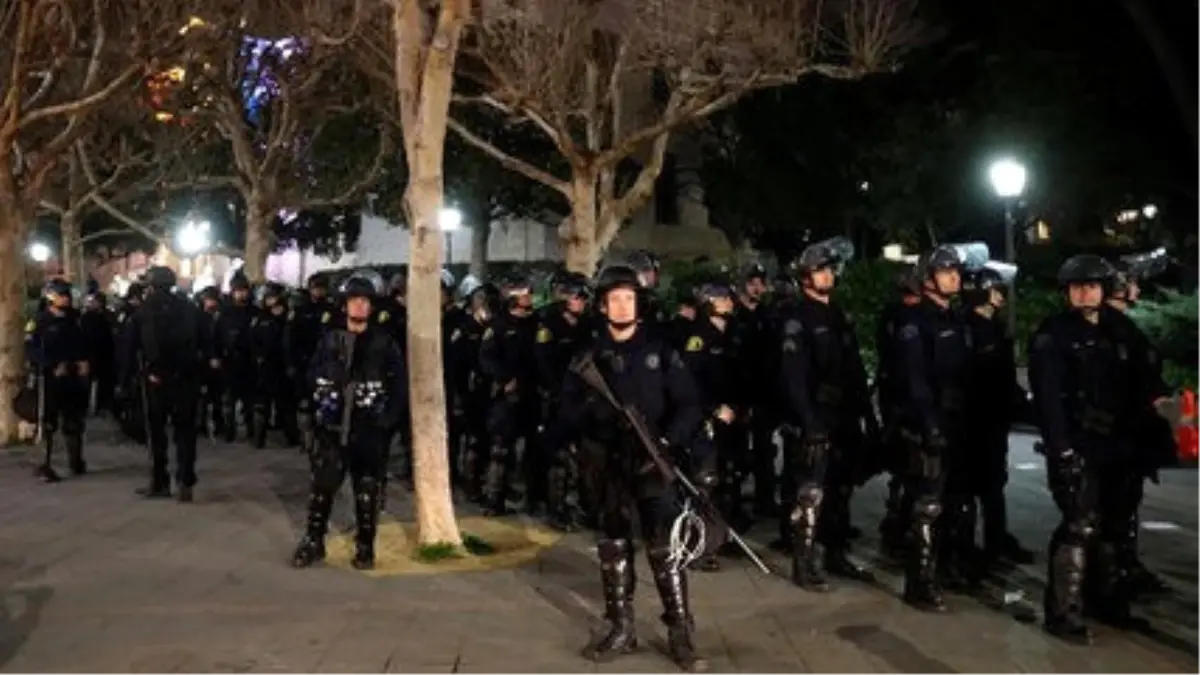 Berkeley Öğrencileri Trump Taraftarı Bir Editöre Sert Çıktı