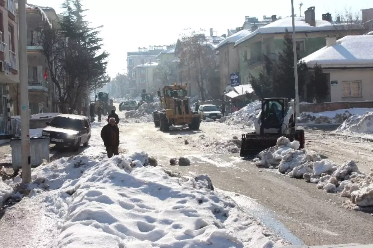 Beyşehir\'de Okul Önlerinde Kar Temizliği