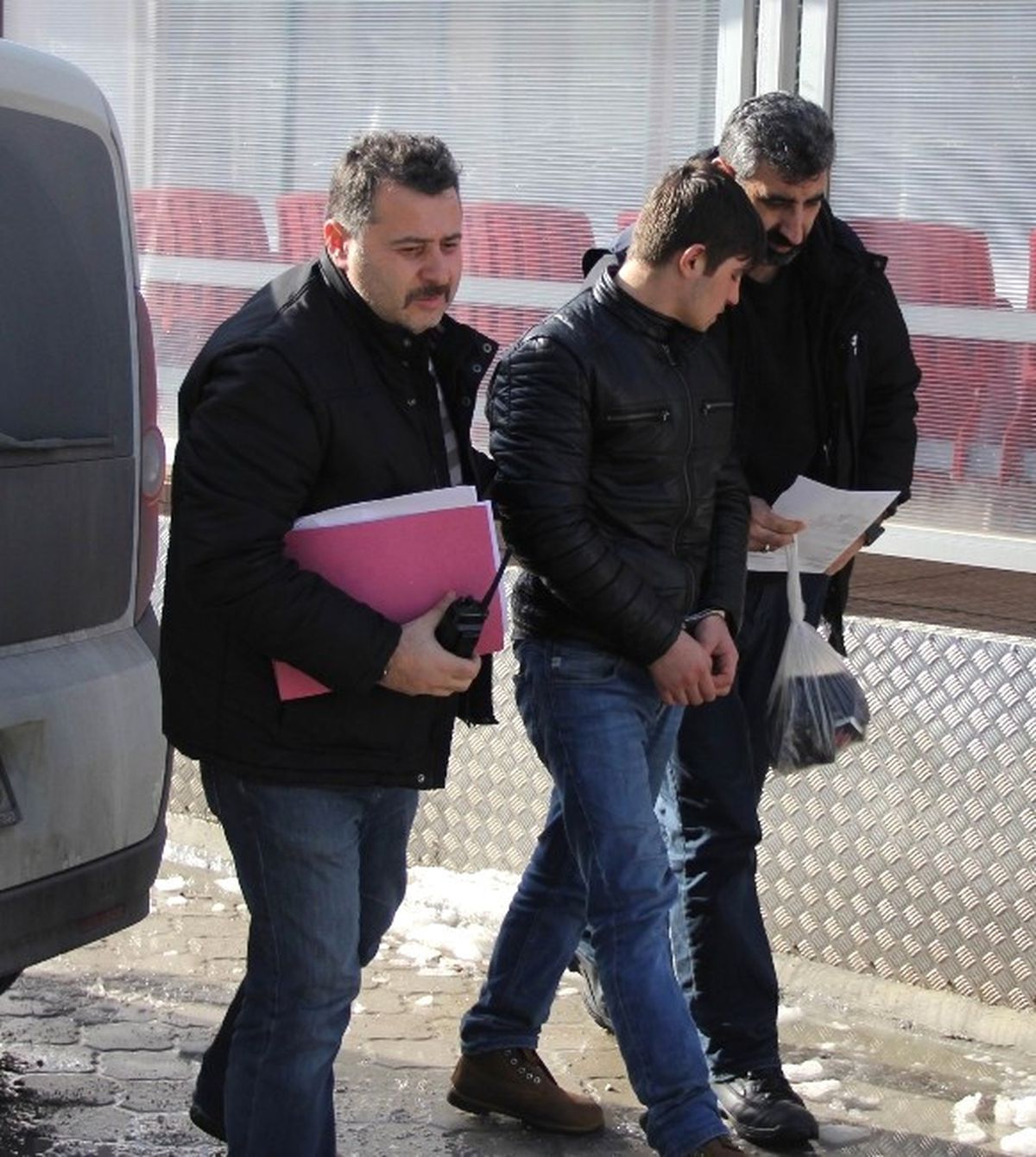 Bıçaklanan Kızı Kurtarmak İsteyen Genci Boynundan Bıçaklayan Tutuklandı
