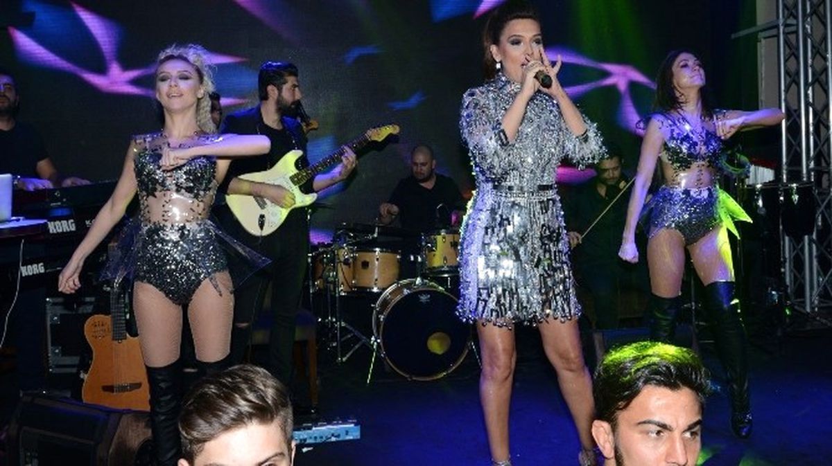 Demet Akalın Yüzlerce Üniversiteliyi Uludağ\'da Coşturdu