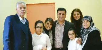 Demirtaş'ın Eşi ve Çocuklarıyla Cezaevinde Çekilen Fotoğrafı İlk Kez Yayınlandı