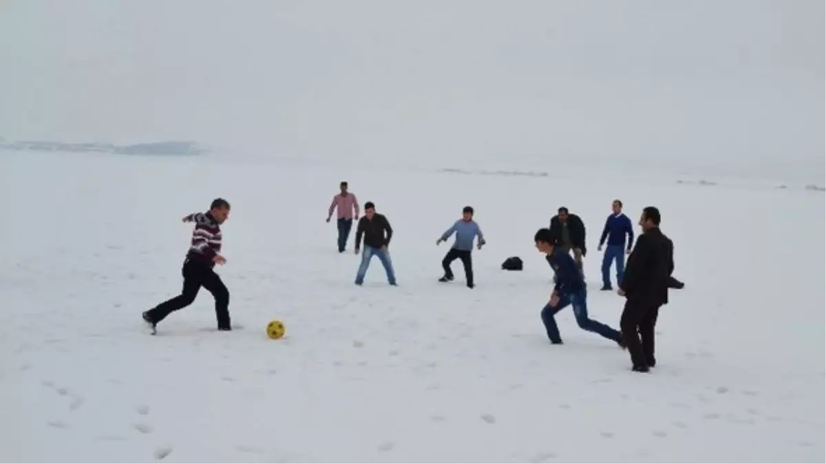 Donan Gölde Tehlikeli Eğlence