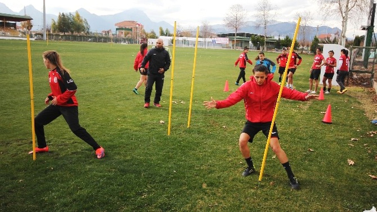 Döşemealtı Kadın Futbol Takımı Samsun İlk Adım Belediyesini Ağırlıyor