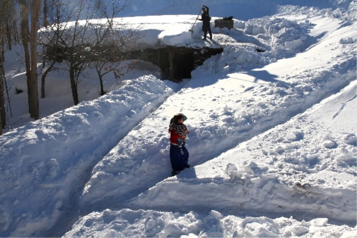 Erzurum\'da Bir Ev ve Ahır Kar Altında Kaldı