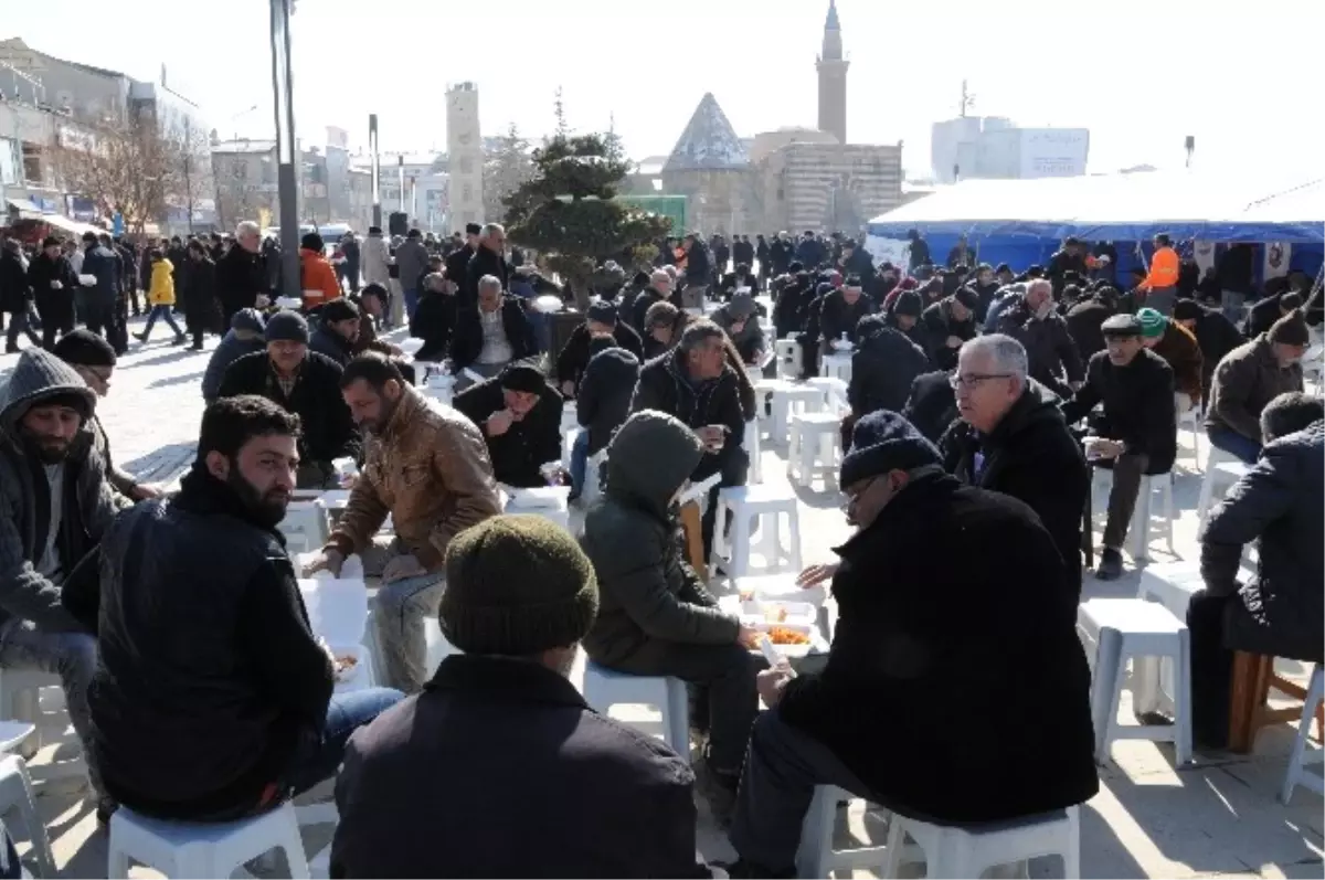 Geleneksel Ahi Pilavı Dağıtımı Yapıldı