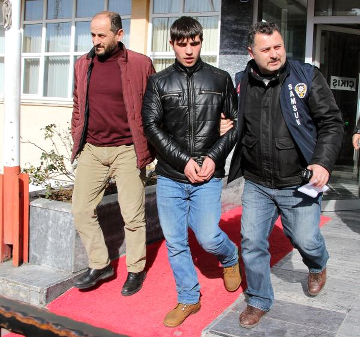 Genç Kızı ve Onu Kurtarmak İsteyen Kişiyi Bıçakladı