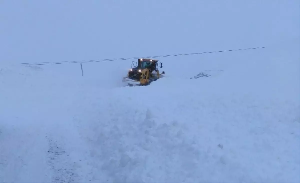 Hakkari\'de Yol Açma Çalışması