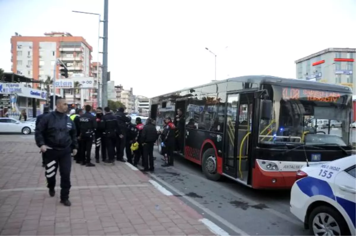 Halk Otobüsündeki Bıçaklı Kişi, Polislerce Etkisiz Hale Getirildi