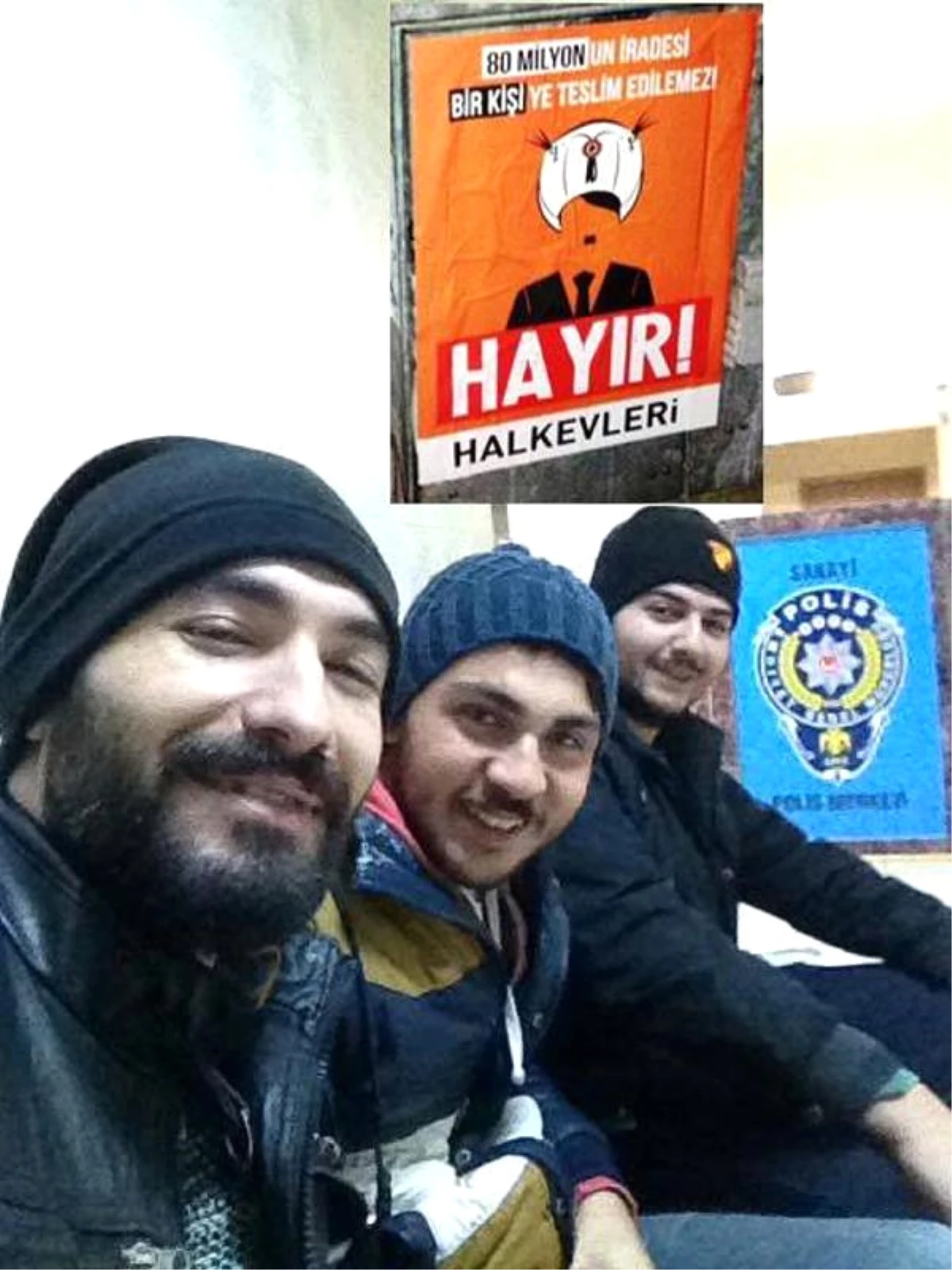 Hayır\' Afişi Yapıştıran 3 Kişi Gözaltında