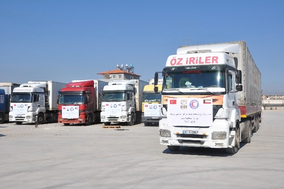 İhh ve Kuveyt Kızılayı\'ndan Suriye\'ye 15 Tırlık Yardım
