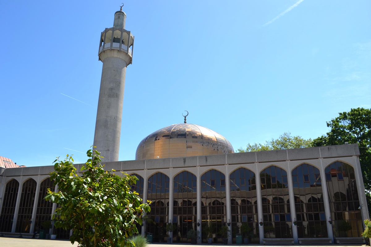 İngiltere\'de Camiye Asılsız Terör Suçlaması Nedeniyle Tazminat