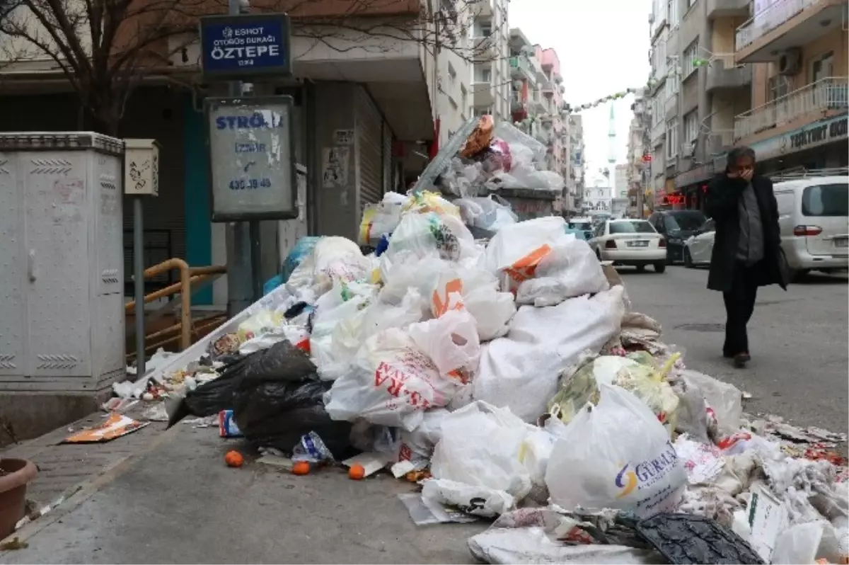 İzmir Karabağlar\'da Temizlik İşçilerinin Başlattığı Grev Sonrası Kentin Cadde ve Sokakları Çöp...