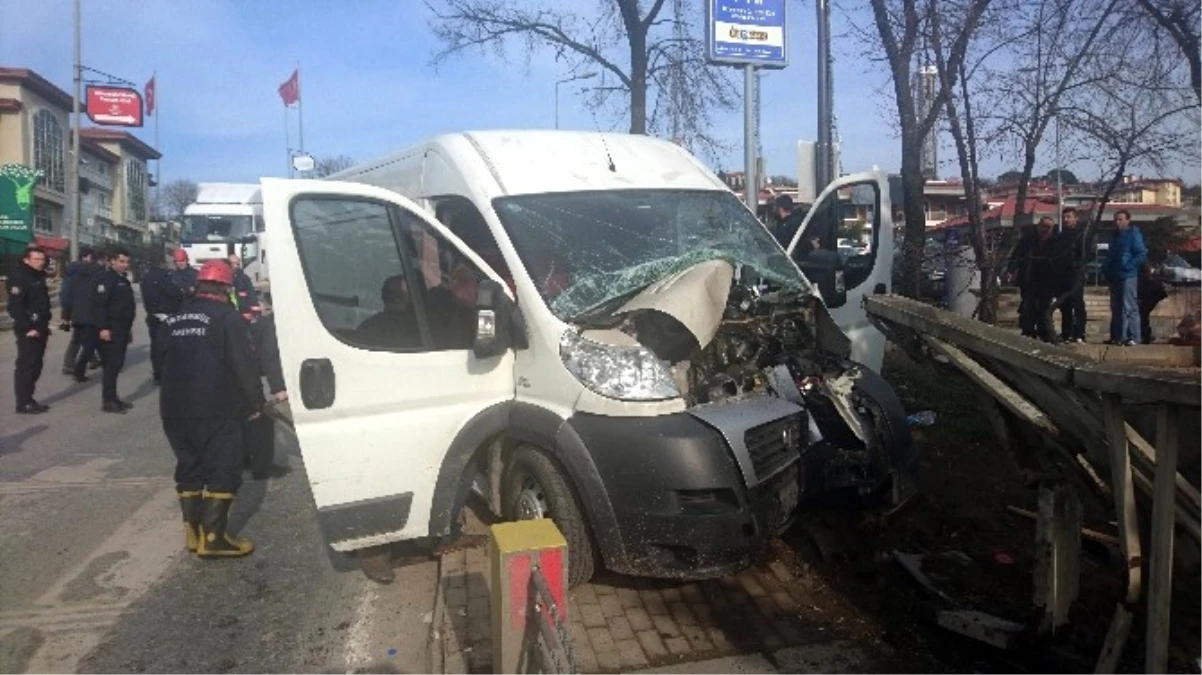Kadıköy\'de PTT Aracı Kaza Yaptı: 1 Yaralı