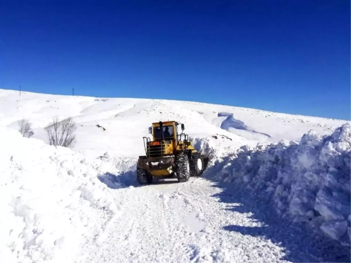 Karda Mahsur Kalan 4 Kişiye 14 Saat Sonra Ulaşıldı