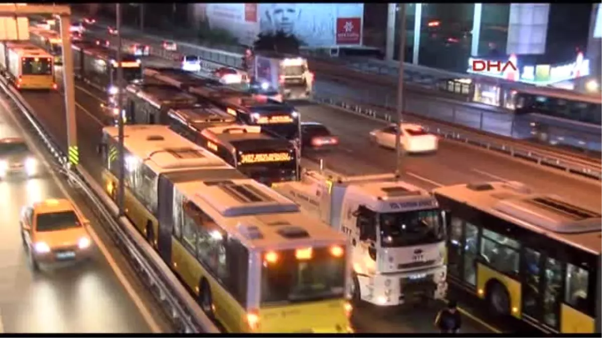 Metrobüs Arızalandı Uzun Kuyruklar Oluştu