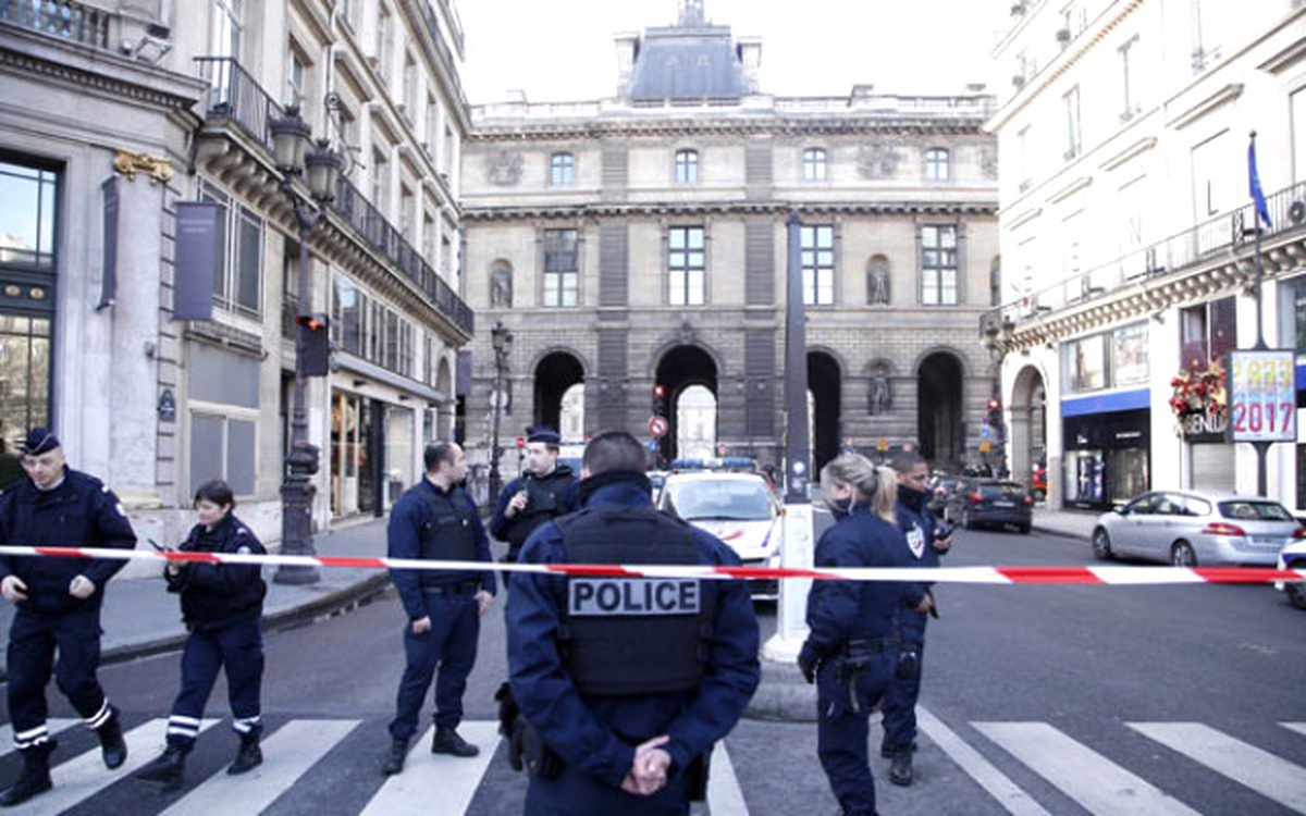 Paris Louvre Müzesine Girmeye Çalışan Saldırgan Vuruldu
