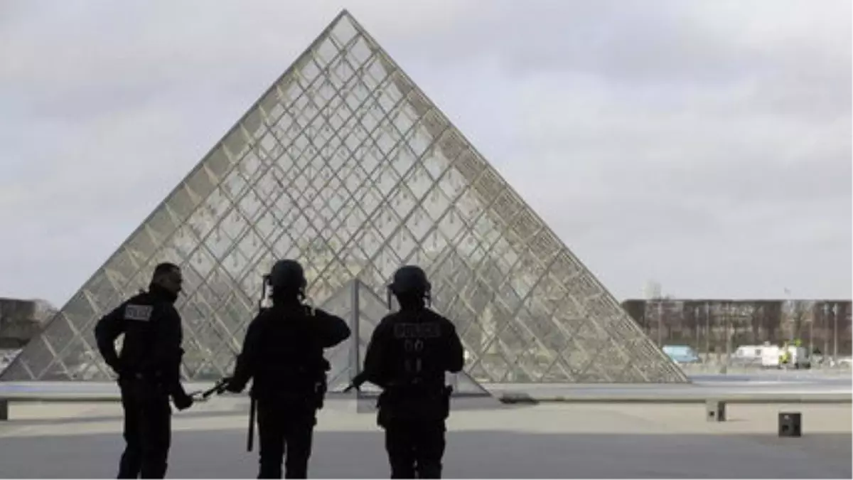 Paris\'te Louvre Müzesi\'nde Askerlere Palalı Saldırı