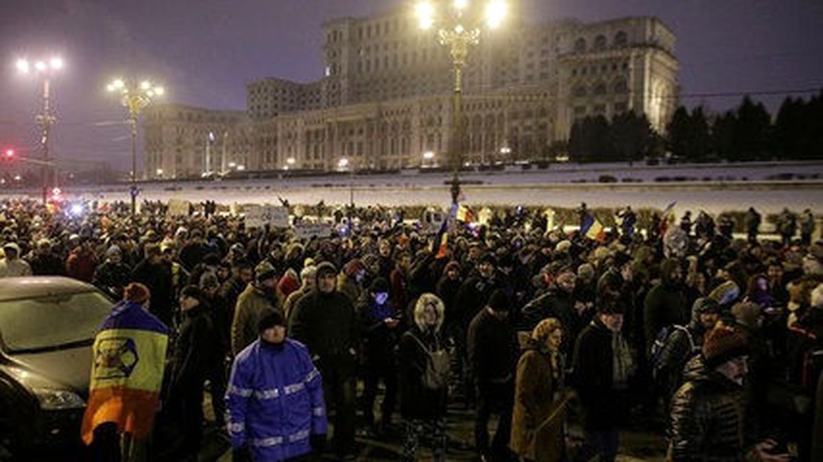 Romanya\'da Protestolar İstifa Getirdi