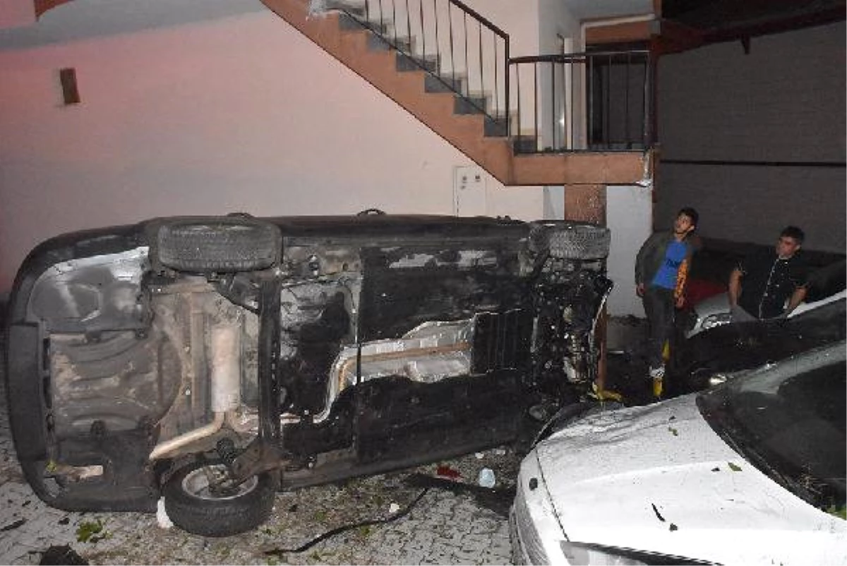 Sinop\'ta Park Halindeki 4 Araca Çarpan Otomobilin Sürücüsü Yaralandı