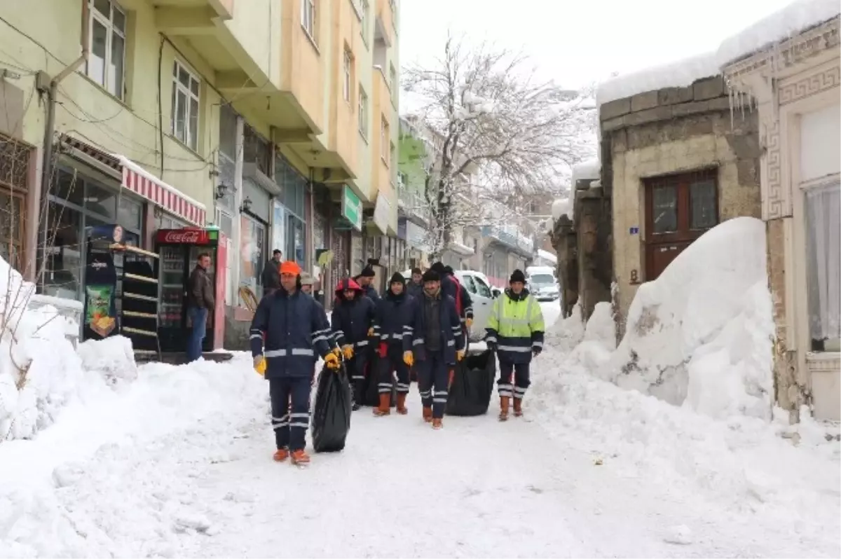 Temizlik İşçilerinin Zorlu Kış Mesaisi