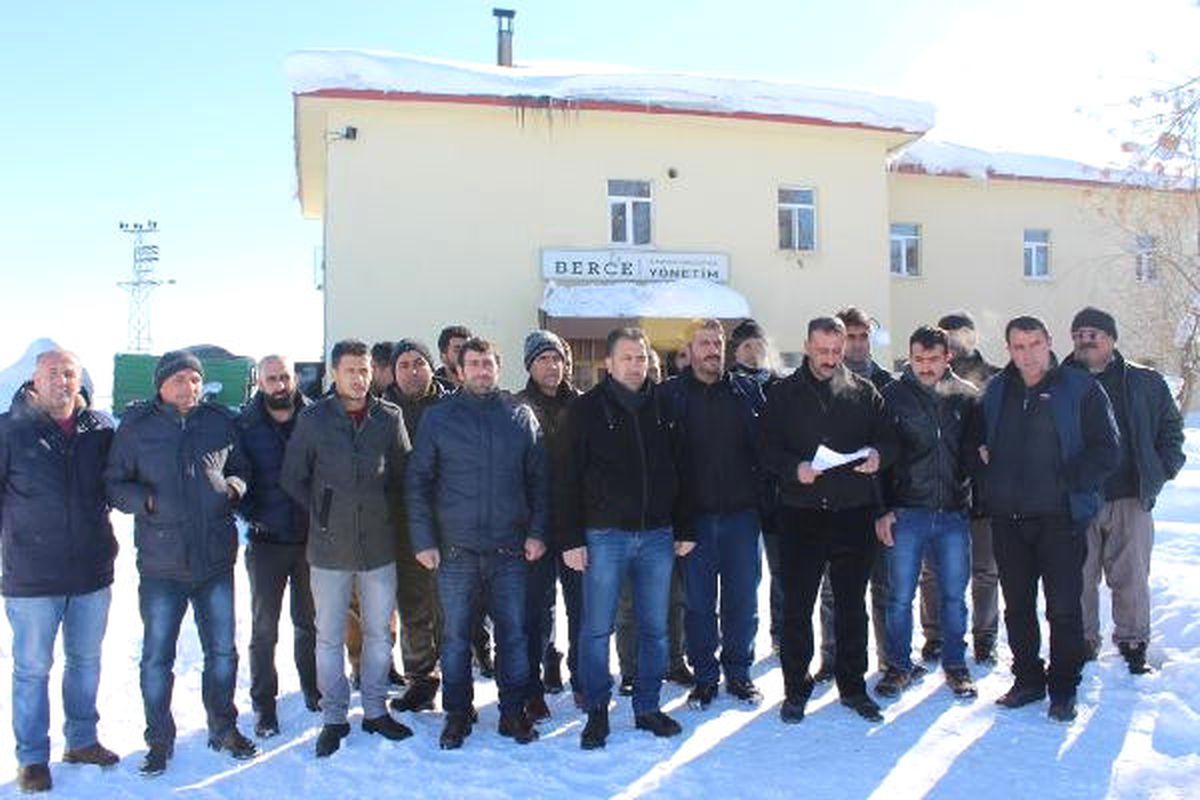 Ücretsiz İzne Çıkarılan İşçiler Karda Oturma Eylemi Yaptı