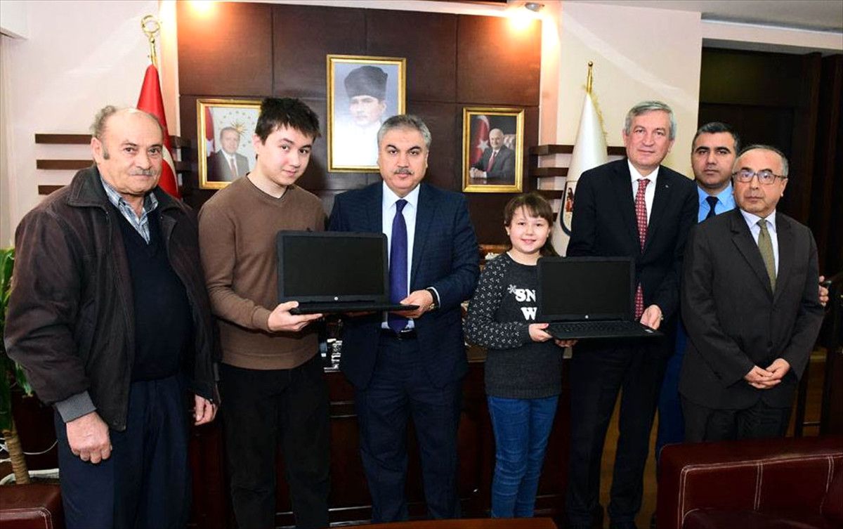 Vali Okur\'dan Şehit Çocuklarına Bilgisayar