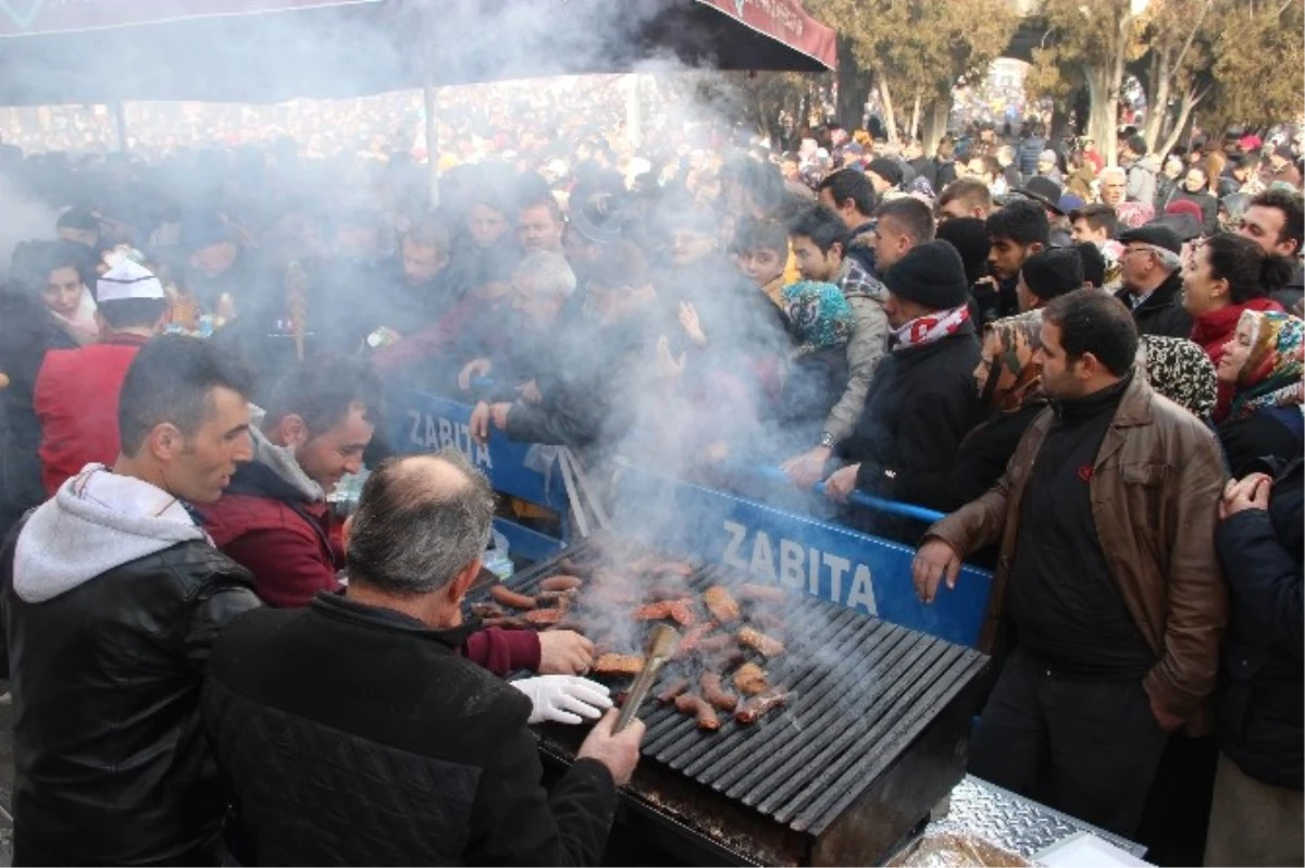 Dağıtılan Sucuk-Ekmek Olunca Vatandaş da Hücum Etti