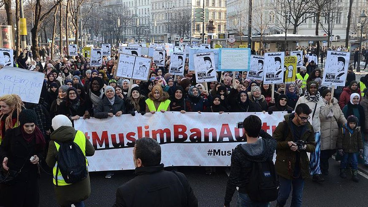 Avusturya\'da "Başörtüme Dokunma" Protestosu