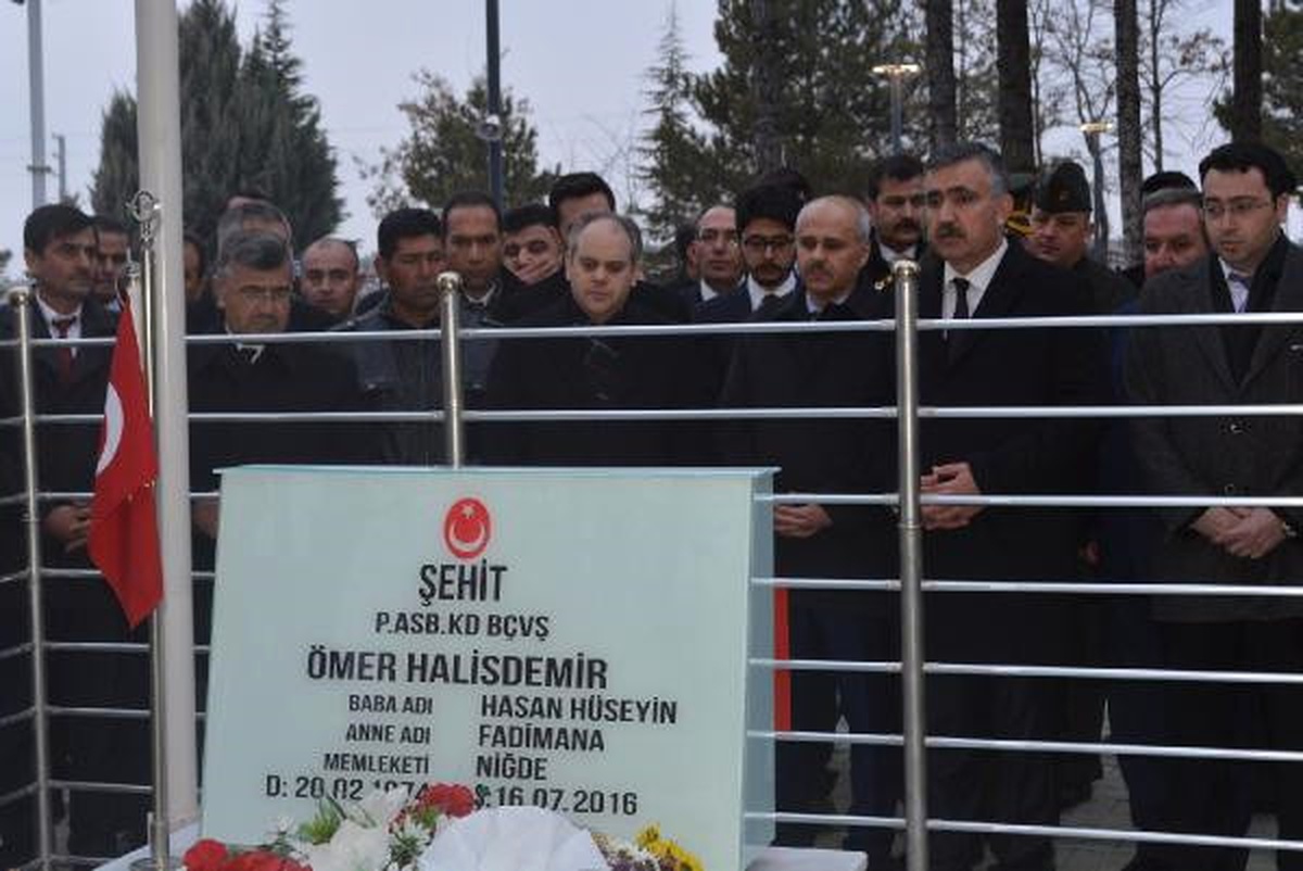 Bakan Kılıç, Ömer Halisdemir\'in Mezarını Ziyaret Etti