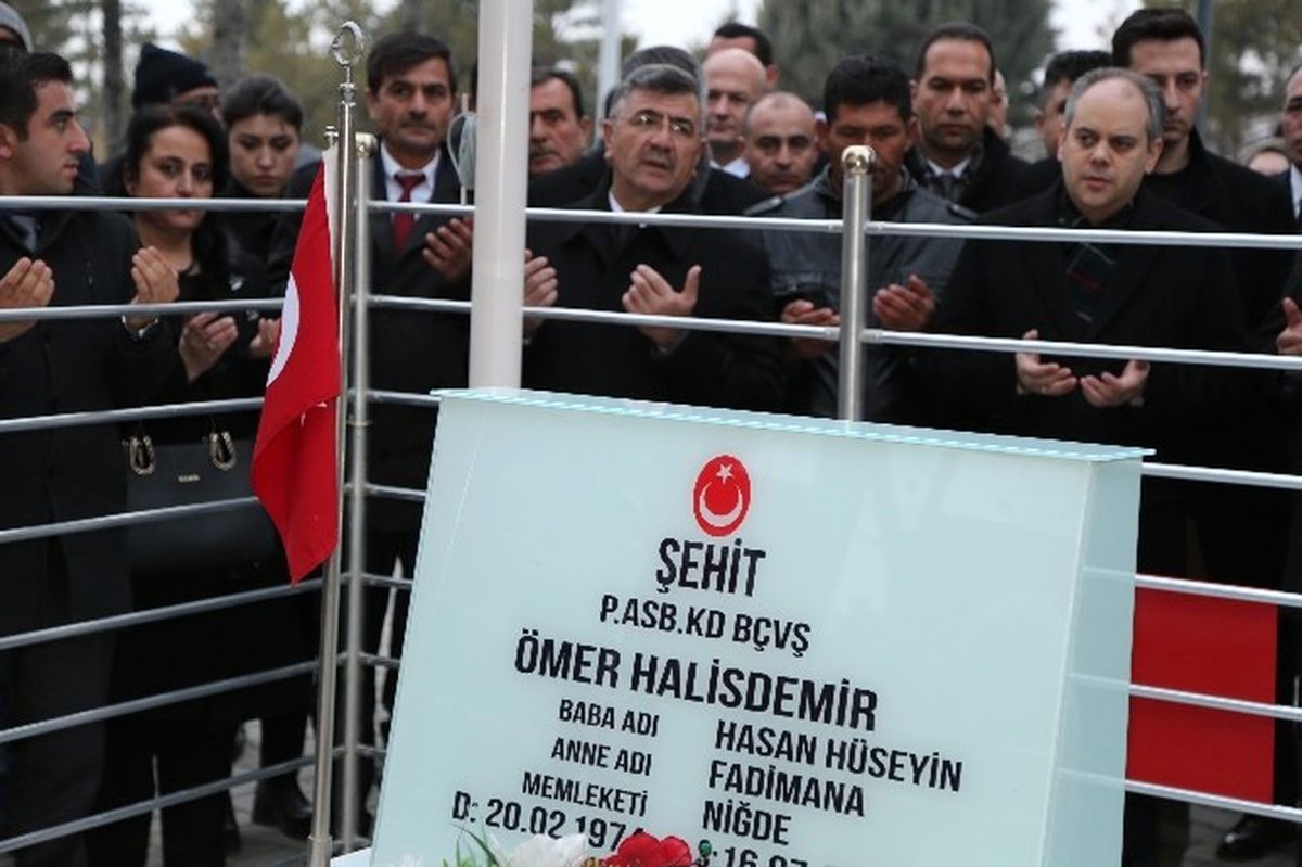 Bakan Kılıç\'tan Şehit Halisdemir\'in Kabrine Ziyaret
