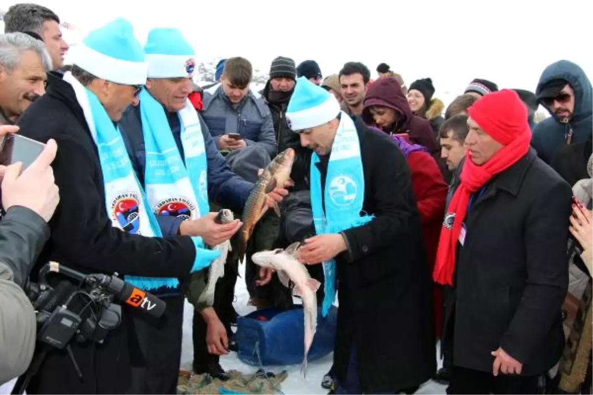 Buz Tutan Çıldır Gölü\'nde Kış Şöleni