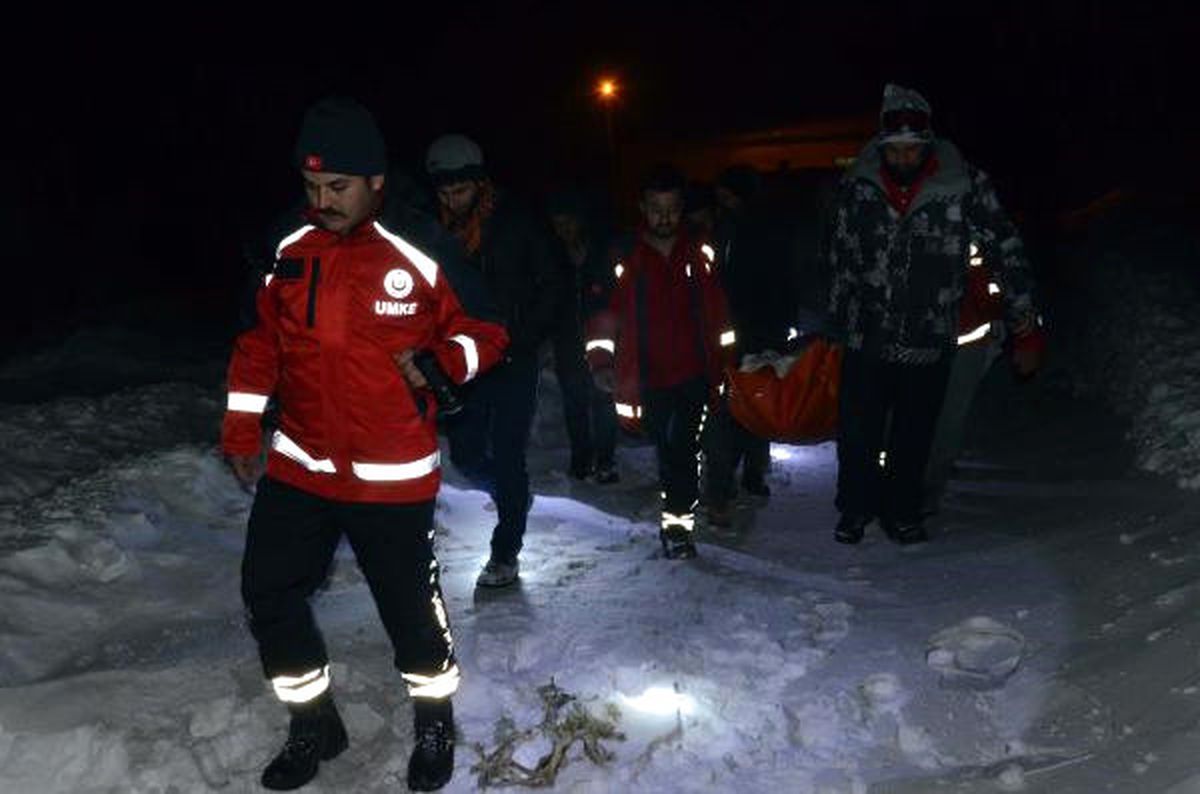 Dha Yurt - Karda Hastayı 2 Kilometre Sedyeyle Taşıdılar