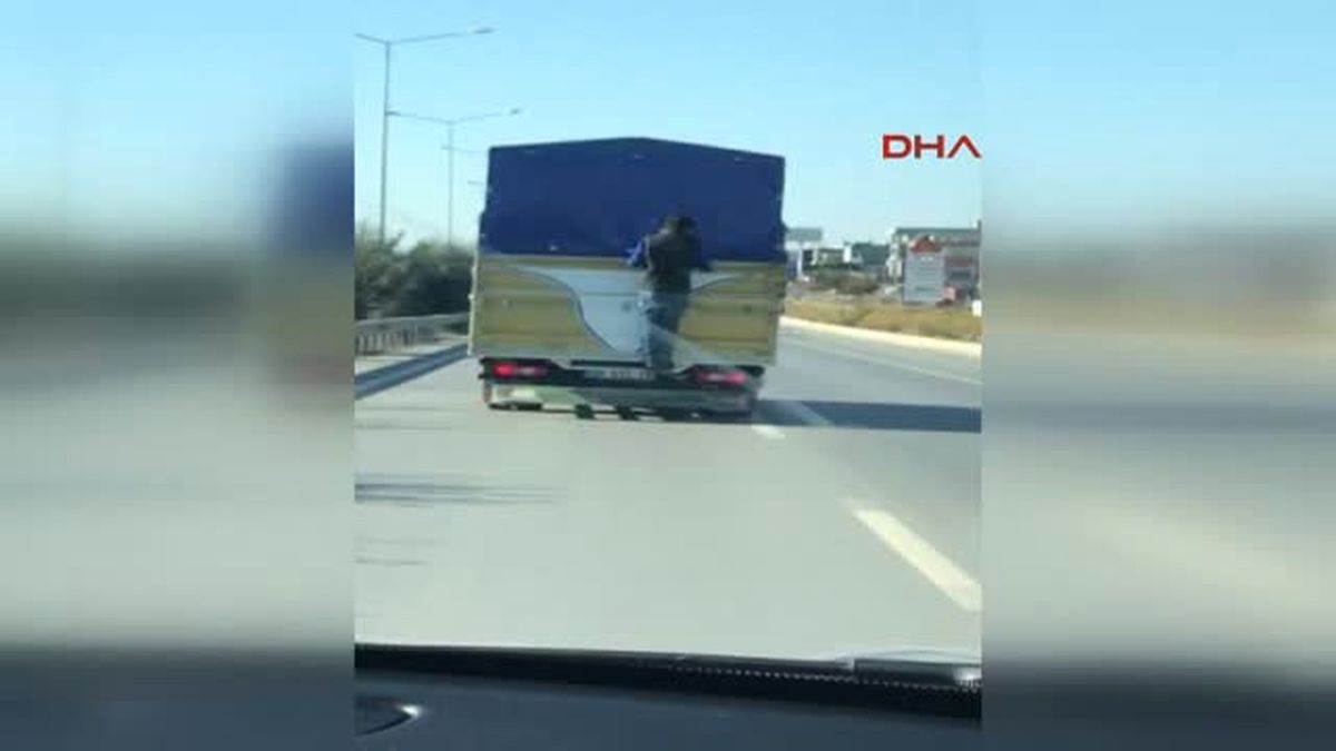 Kamyonet Arkasında Tehlikeli Yolculuk